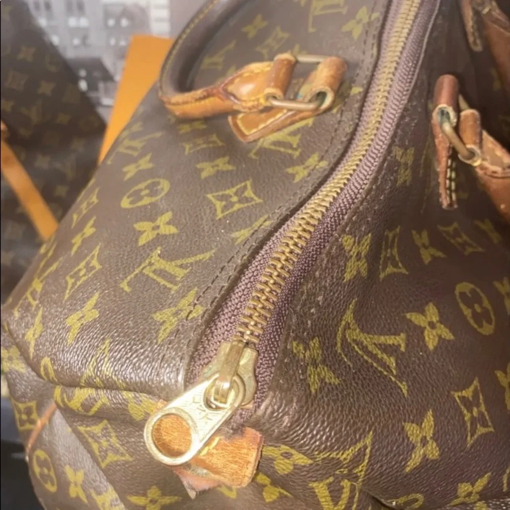 Authentic Louis Vuitton Monogram Speedy 40 - Picture 7 of 12